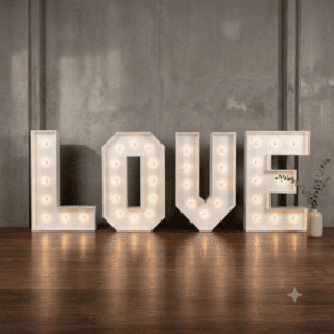 Grote verlichte LOVE letters van 90 cm hoog huren voor een bruiloft of feest bij FunPartyVerhuur in regio Poppel en Turnhout