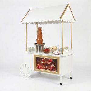 Gevulde witte chocoladefontein kraam met stromende chocolade, verse aardbeien, spekjes en dessertbordjes op een witte achtergrond.