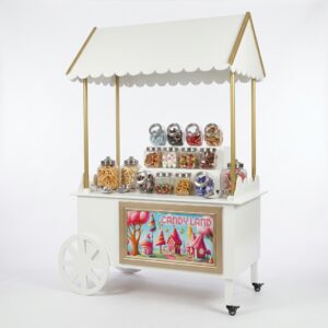 Witte houten Candy Cart snoepkraam van FunPartyVerhuur met een kleurrijke Candy Land poster, gevuld met 14 glazen snoeppotten en schepjes op een witte achtergrond.