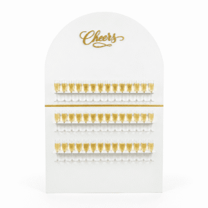 Witte champagnemuur huren met gouden ‘Cheers’ en gevulde champagneglazen
