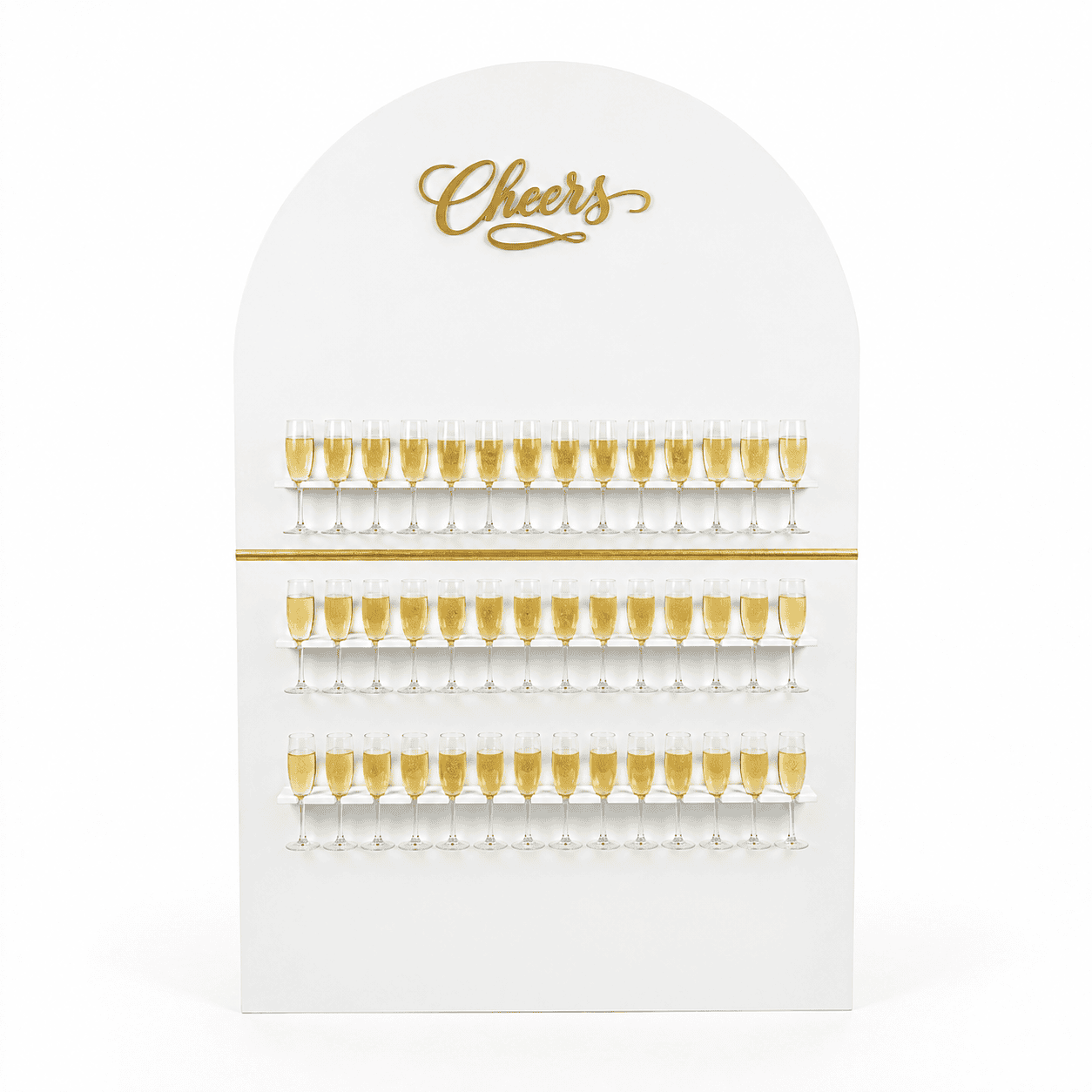 Witte champagnemuur huren met gouden ‘Cheers’ en gevulde champagneglazen