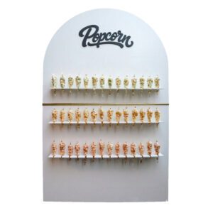 Houten popcornmuur huren bij FunPartyVerhuur in Poppel met ruimte voor 42 puntzakjes snoep of popcorn, ideaal als traktatie voor een feest of communie in de regio Turnhout en Ravels.